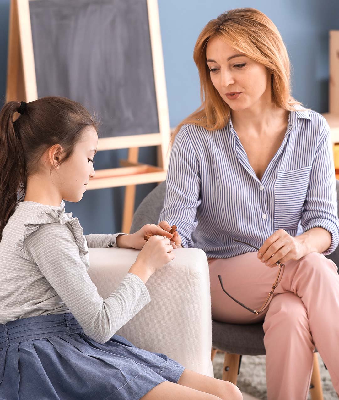 psychologist-working-with-little-girl-indoors psychologist-working-with-little-girl-indoors